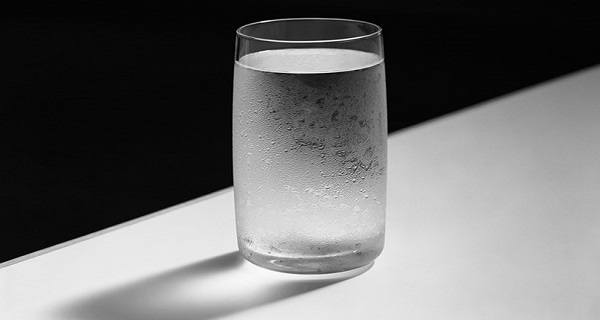 szklanka cieplej wody