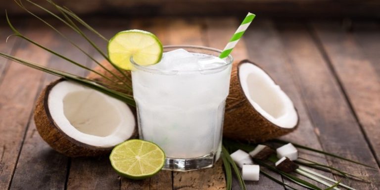 8 korzyści zdrowotnych płynących z picia wody kokosowej