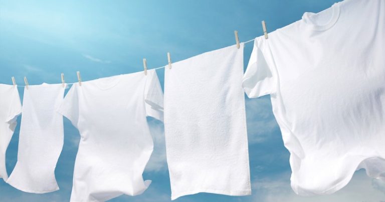 Jak wybielić ubrania: najskuteczniejszy domowy i naturalny sposób