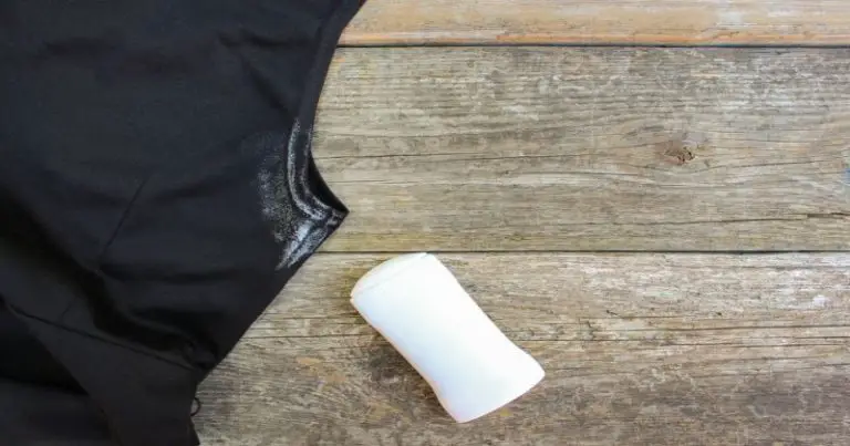 5 wskazówek, jak usunąć plamy z dezodorantu, antyperspirantu
