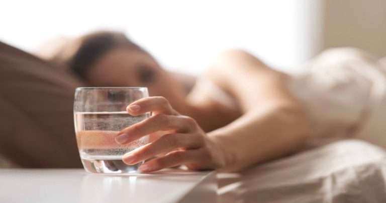 pij wodę po przebudzeniu