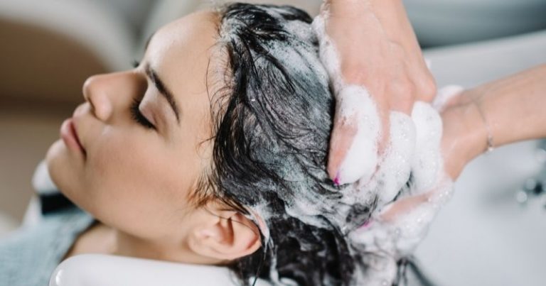 Kompletny przewodnik po myciu włosów – co musisz wiedzieć o zdrowej pielęgnacji włosów