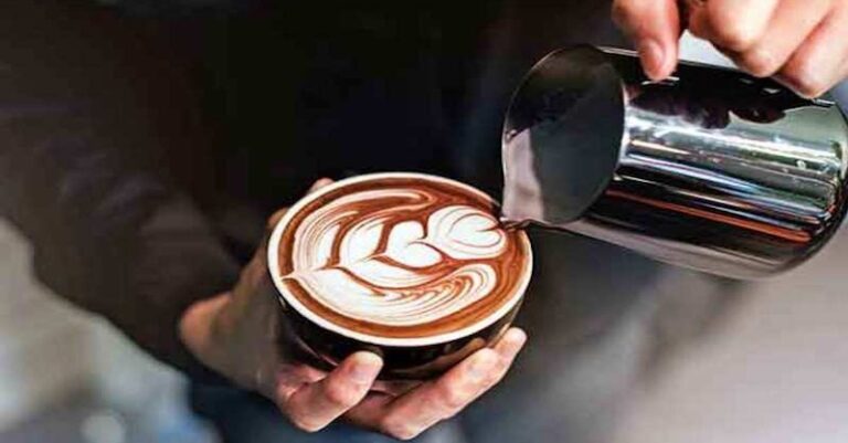 ukończył 45 rok życia powinien codziennie pić kawę