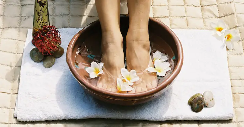 10 leczniczych kąpieli dla stóp