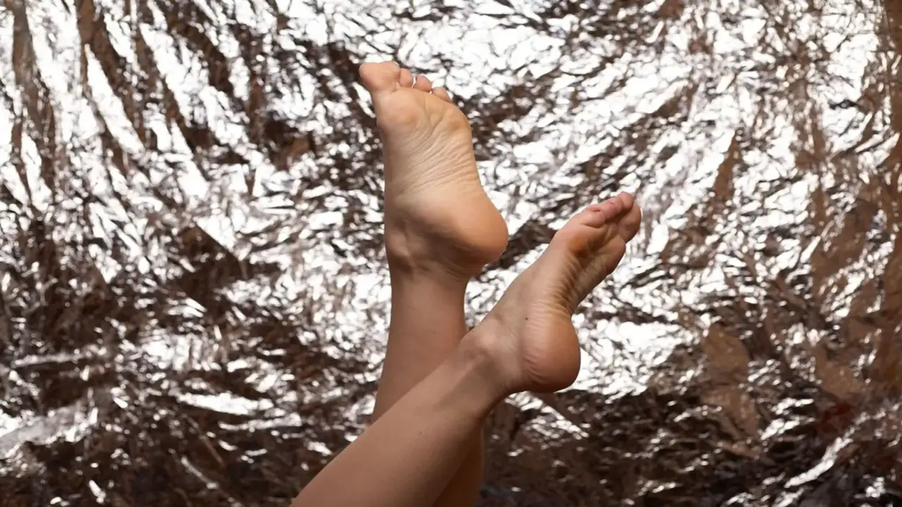 Zawiń stopy w folię aluminiową