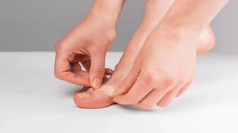 sklejają ze sobą 2 palce u nóg