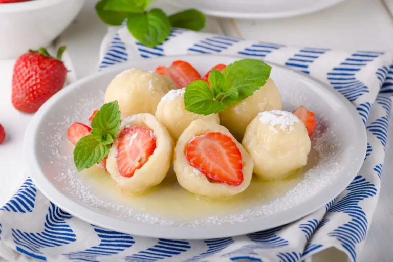 Szybki przepis na letnie knedle truskawkowe – bez wyrabiania ciasta!