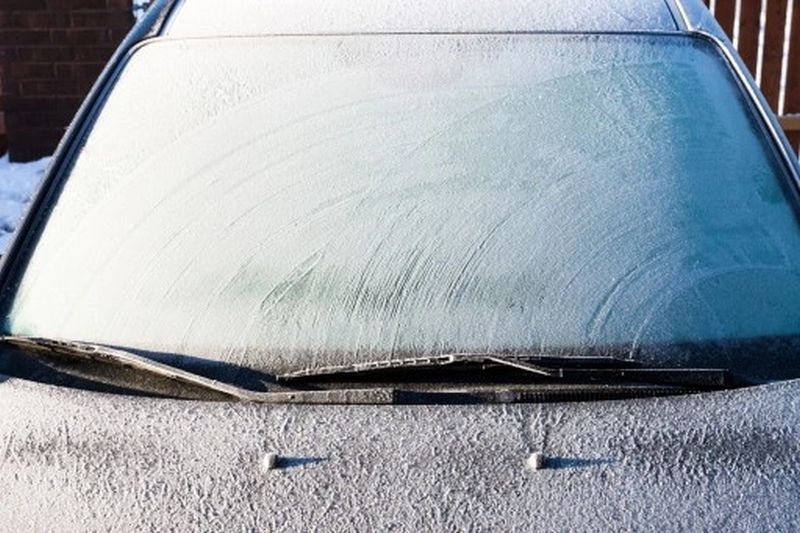 Die besten Möglichkeiten, Autoscheiben im Winter abzutauen und zu schützen