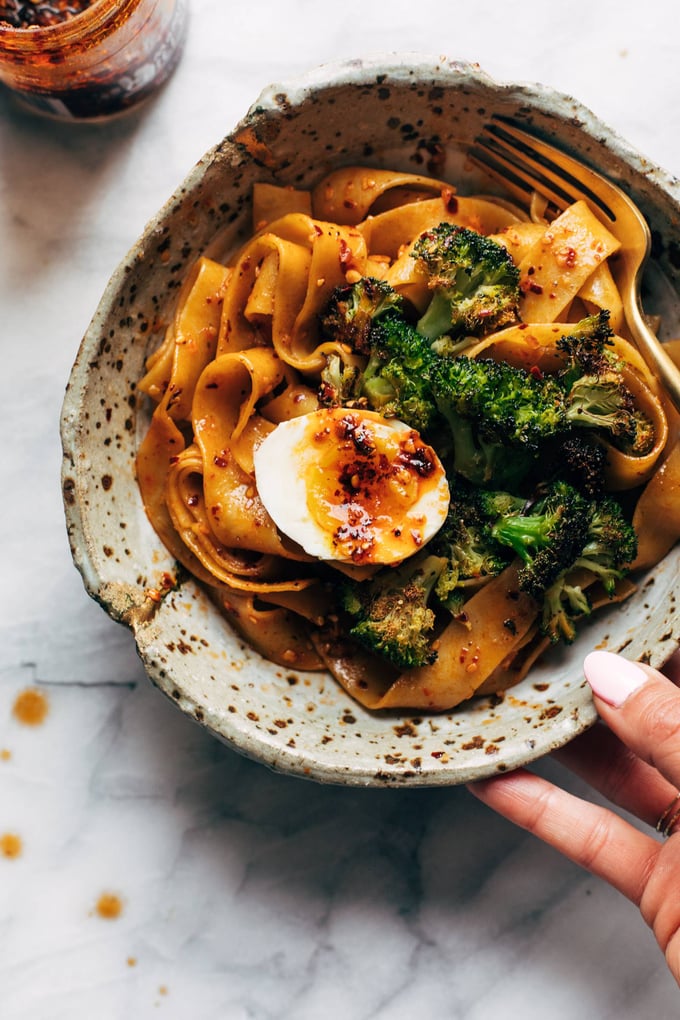 Pikantne Pappardelle z Chili i Czosnkiem, Rozgniatanymi Brokułami i Jajkiem na Miękko