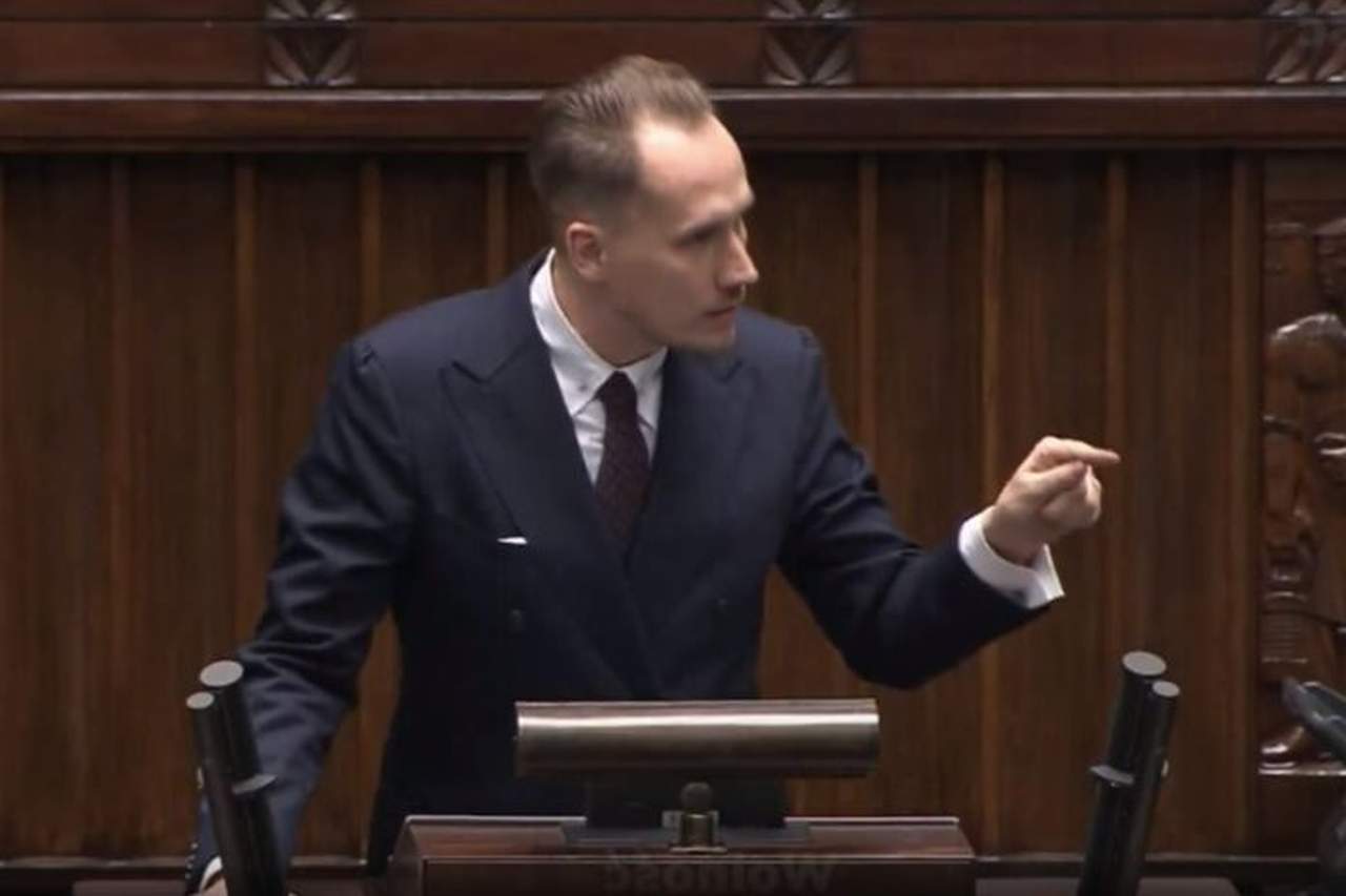 Berkowicz pokazał w Sejmie flagę Izraela ze swastyką. Po tych słowach zawrzało