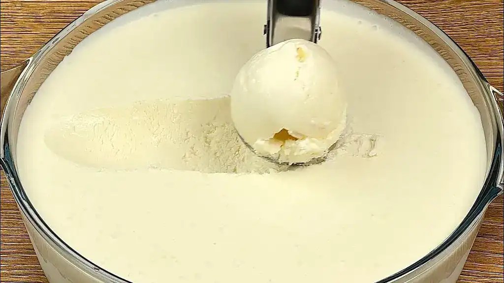 Domowe lody z mleka i cukru bez maszynki. Kremowy efekt wymaga mieszania podczas mrożenia