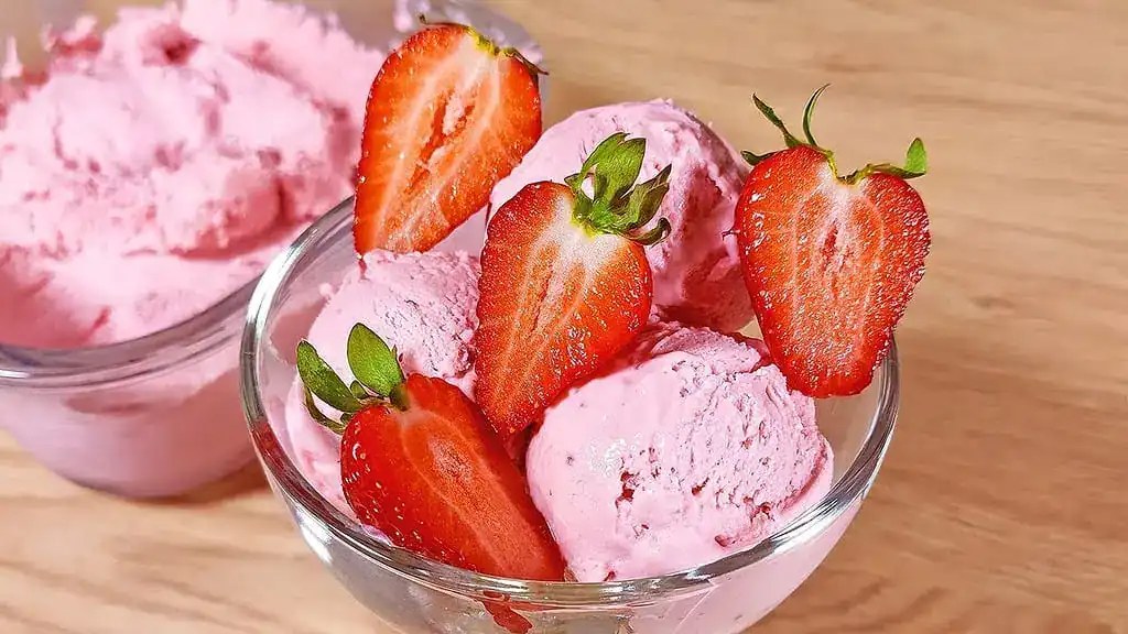 Domowe lody truskawkowe bez jajek. Kremowy efekt daje połączenie owoców mlecznej bazy i banana