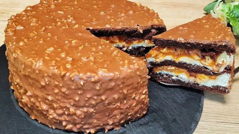 Tort Snickers z karmelem i orzeszkami. Ten deser łączy kakaowy biszkopt krem serowy i czekoladę