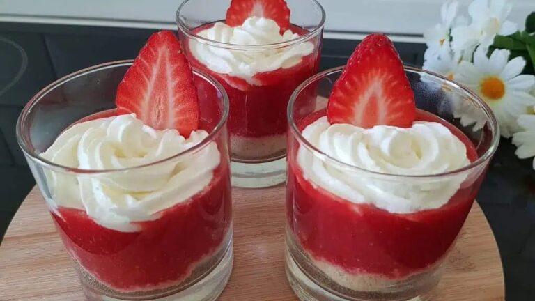 Truskawkowy cheesecake w pucharkach bez pieczenia. Warstwy ciasteczek kremu i owoców robią efekt w kilka minut